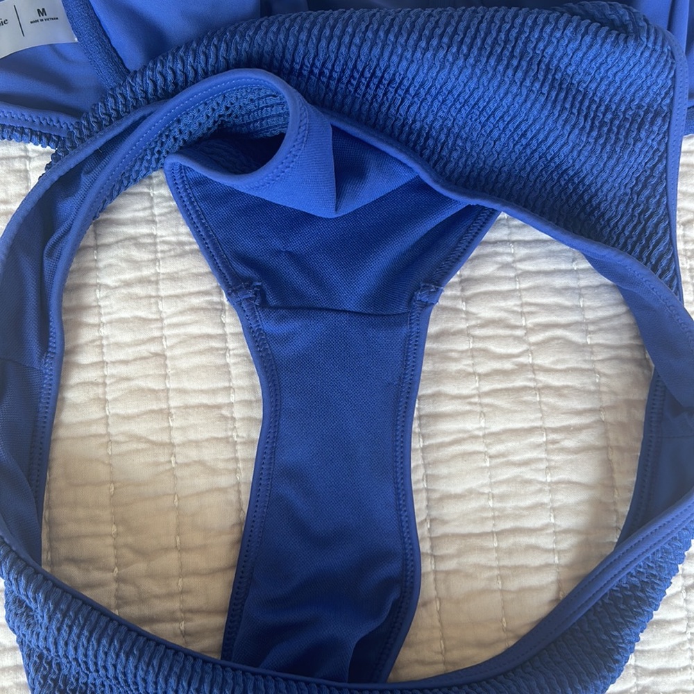 Abercrombie Wide Strap High Apex
Underwire Bikini Top and Mid rise bottoms Blue - Picture 6 of 6